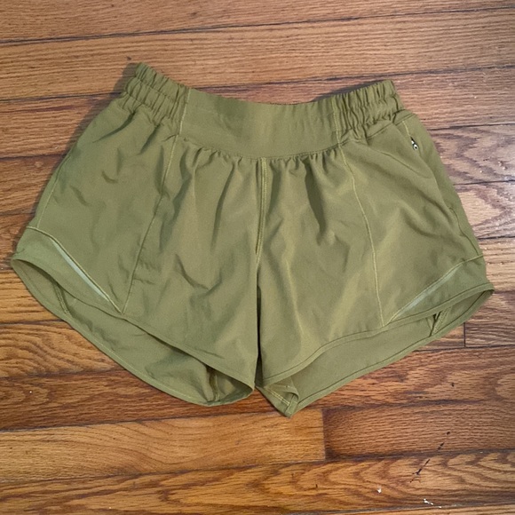 Lululemon 2.5” Hotty Hot Low Rise Shorts in Golden Lime - Picture 5 of 5